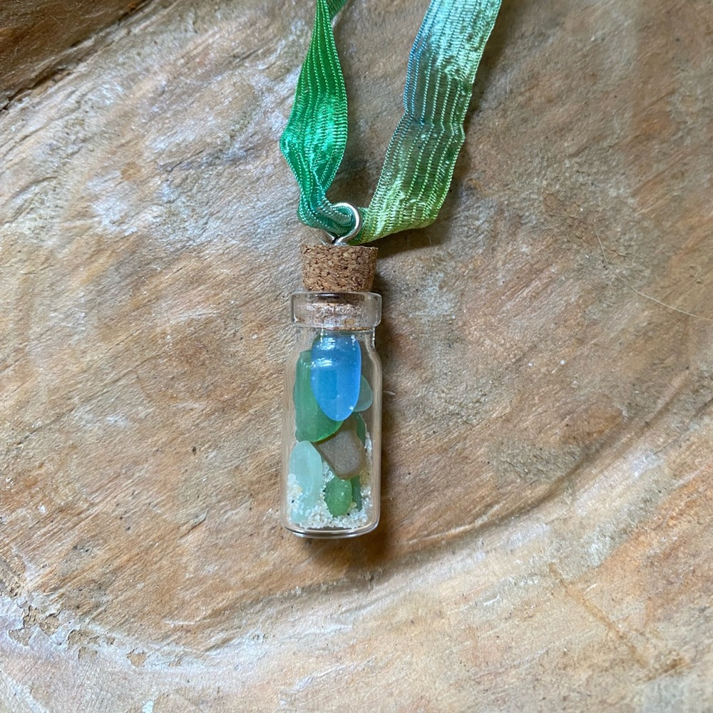 NWOT Artisan Handcrafted Green and Blue Sea Glass Pendant Jewelry - Picture 8 of 10